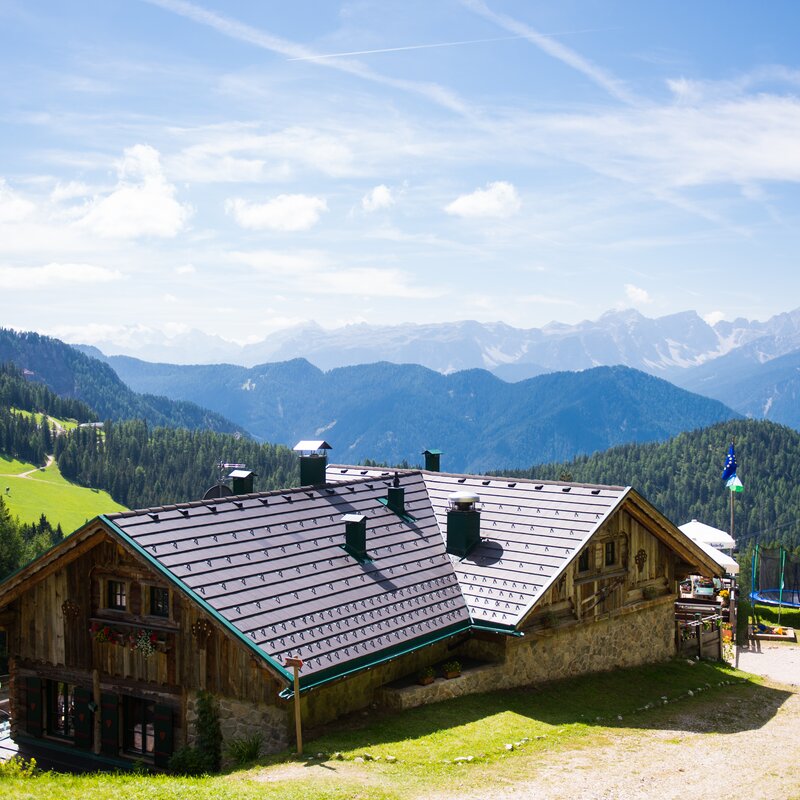Die Bivacco Hütte im Sommer bei strahlendem Sonnenschein. | © Skirama Kronplatz