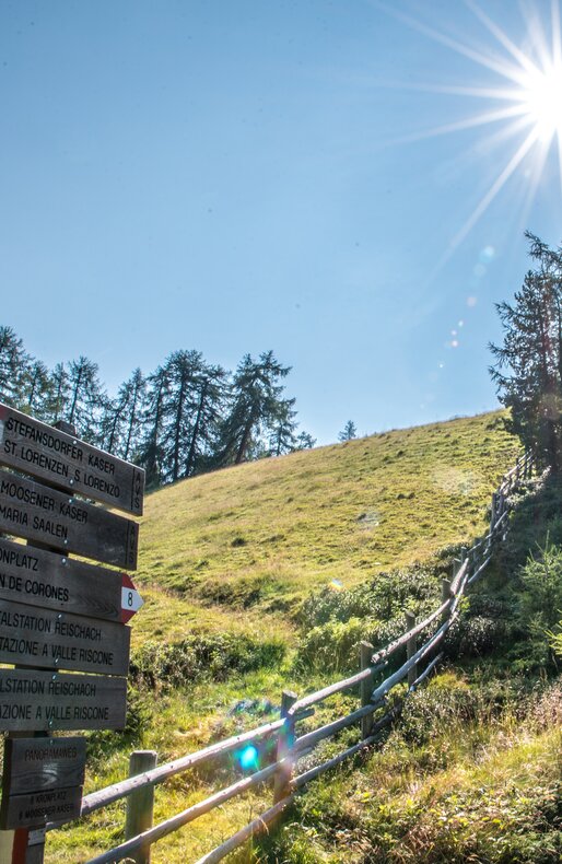 Ein Wegweiser auf dem Wanderweg am Kronplatz. | © Skirama Kronplatz