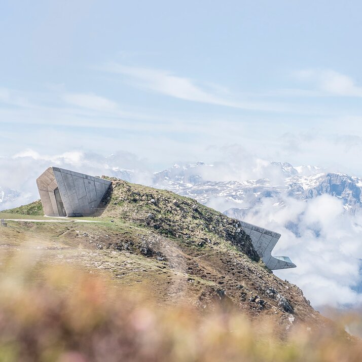 Das MMM Corones im Sommer bei Sonne und Wolken. | © Skirama Kronplatz