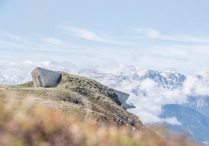 Das MMM Corones am Kronplatz-Gipfel im Sommer. | © Skirama Kronplatz