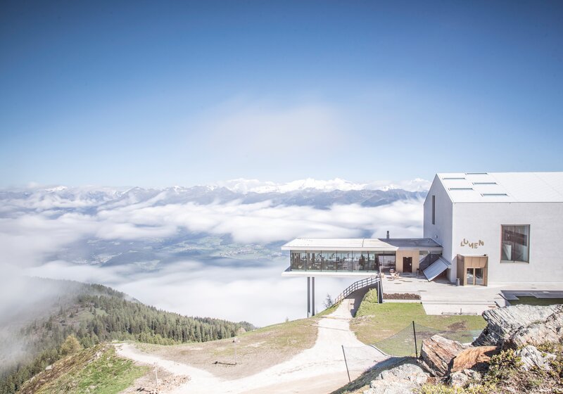 Das LUMEN Museum und AlpiNN Restaurant im Sommer. | © Skirama Kronplatz