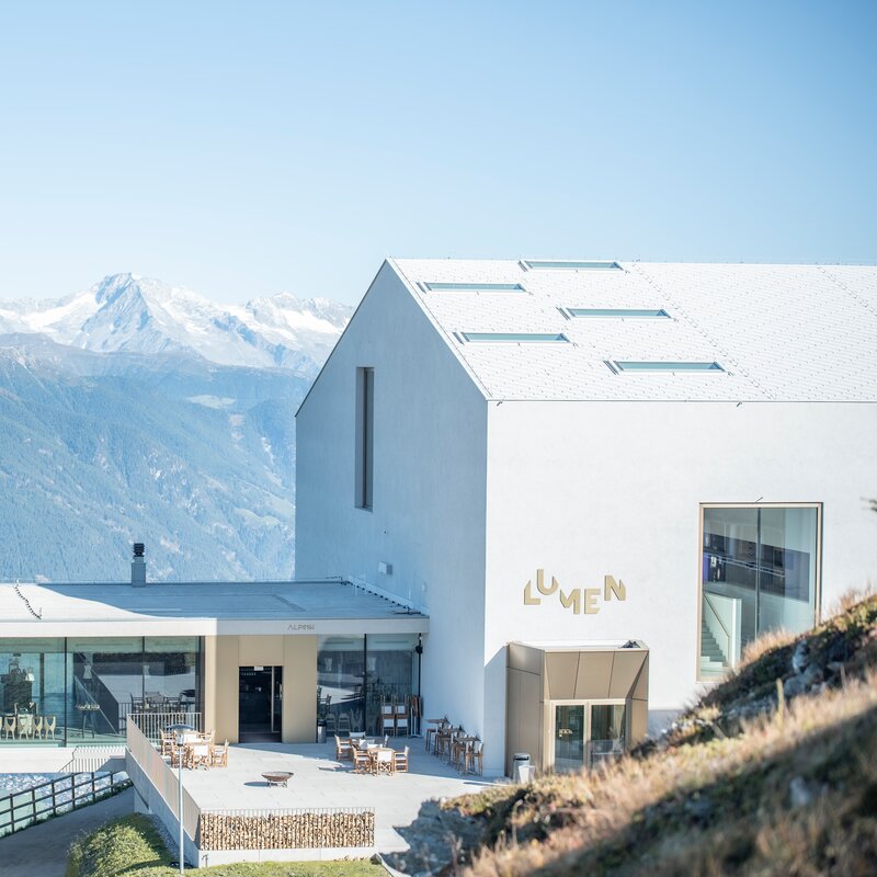 Das LUMEN Museum und AlpiNN Restaurant im Sommer. | © Skirama Kronplatz