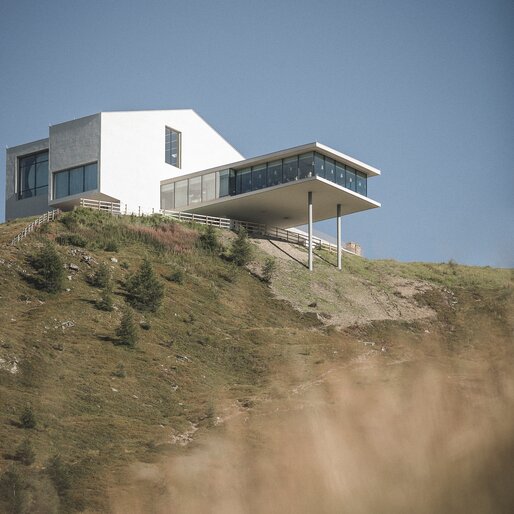 Das LUMEN Museum am Kronplatz-Gipfel im Sommer. | © Manuel Kottersteger