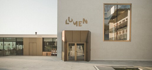 Der Eingang zum LUMEN Museum im Sommer bei Sonnenuntergang. | © Manuel Kottersteger