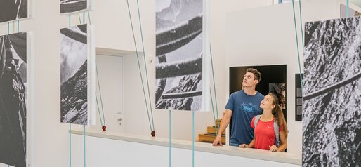 Ein Mann und eine Frau im LUMEN Museum. | © Harald Wisthaler
