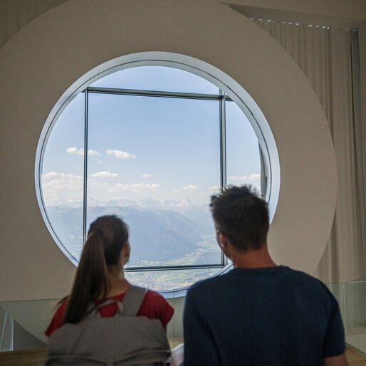 Ein Mann und eine Frau vor dem Shutter im LUMEN Museum. | © Harald Wisthaler
