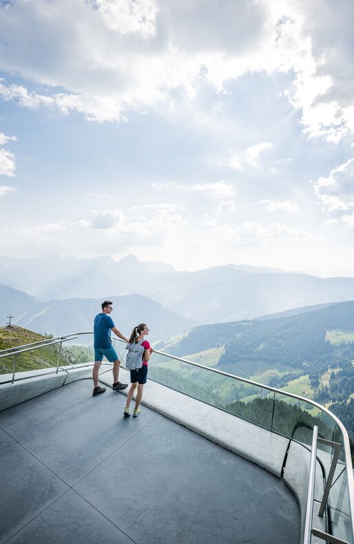 Ein Mann und eine Frau auf der Terrasse des MMM Corones im Sommer. | © Harald Wisthaler