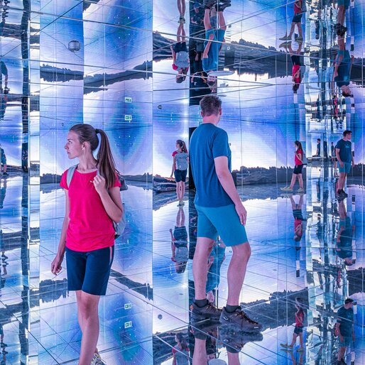 Ein Mann und eine Frau im Spiegelsaal im LUMEN Museum. | © Harald Wisthaler