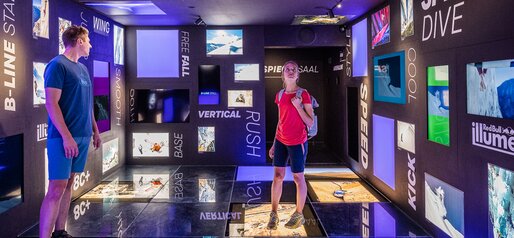 Ein Mann und eine Frau im Red Bull Room im LUMEN Museum. | © Harald Wisthaler