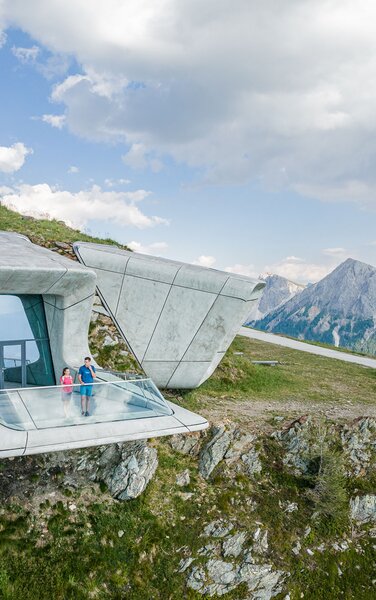 Das MMM Corones von oben im Sommer mit den Dolomiten im Hintergrund. | © Harald Wisthaler