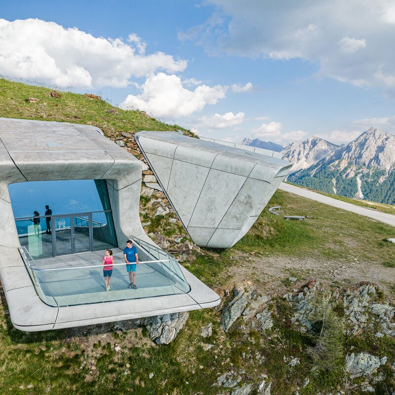 Das MMM Corones von oben im Sommer mit den Dolomiten im Hintergrund. | © Harald Wisthaler