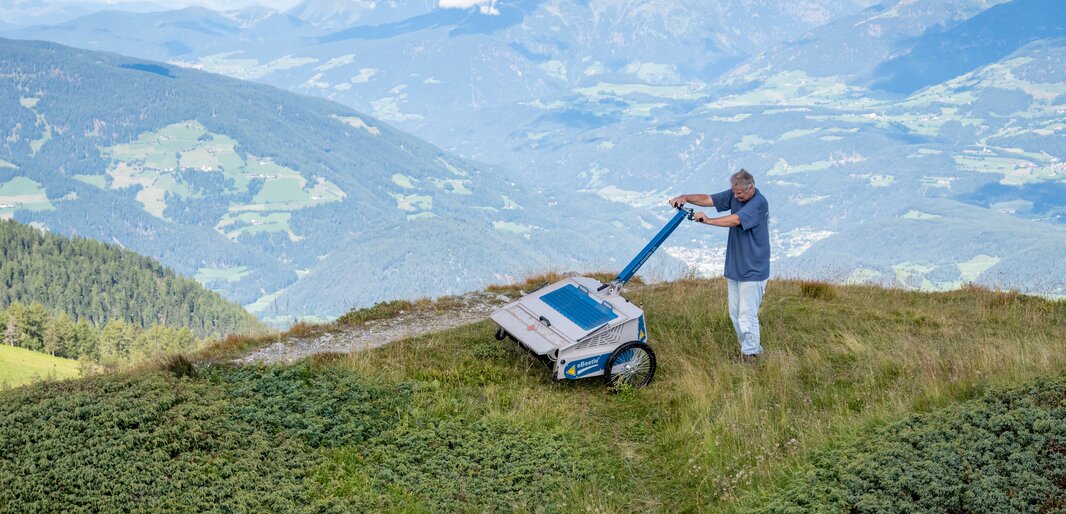 Beim Sammeln der autochthonen Blumensamen am Kronplatz-Gipfel. | © Skirama Kronplatz