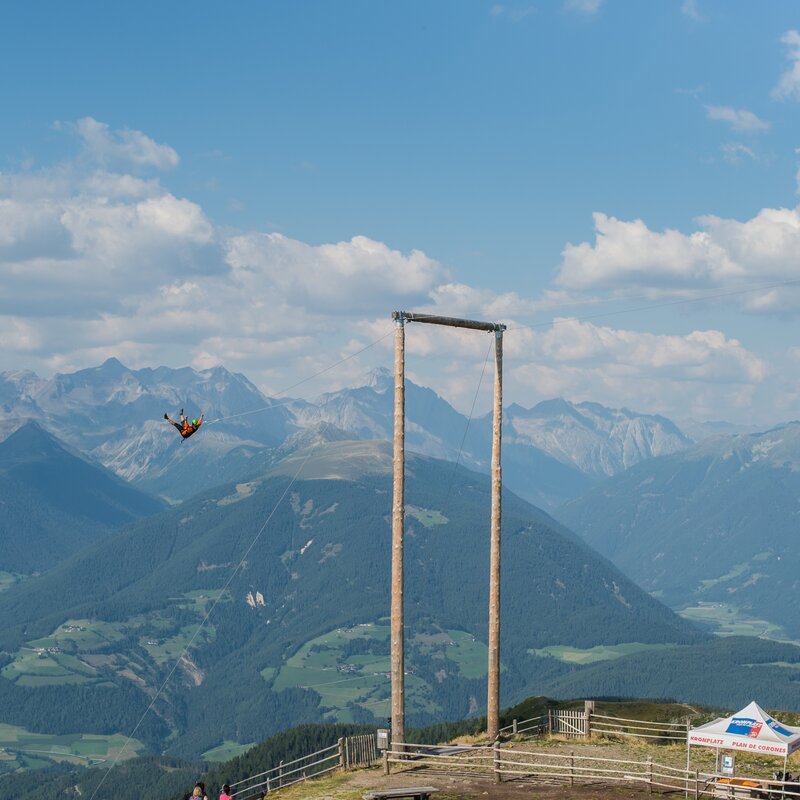 Eine Person im Skyscraper bei blauem Himmel. | © Harald Wisthaler