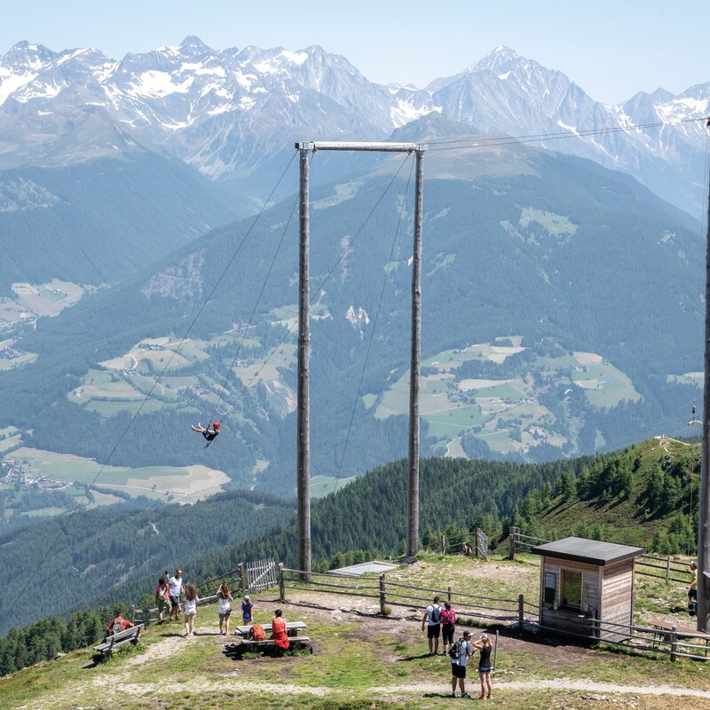 Eine Person in der Riesenschauckel Skyscraper. | © Skirama Kronplatz