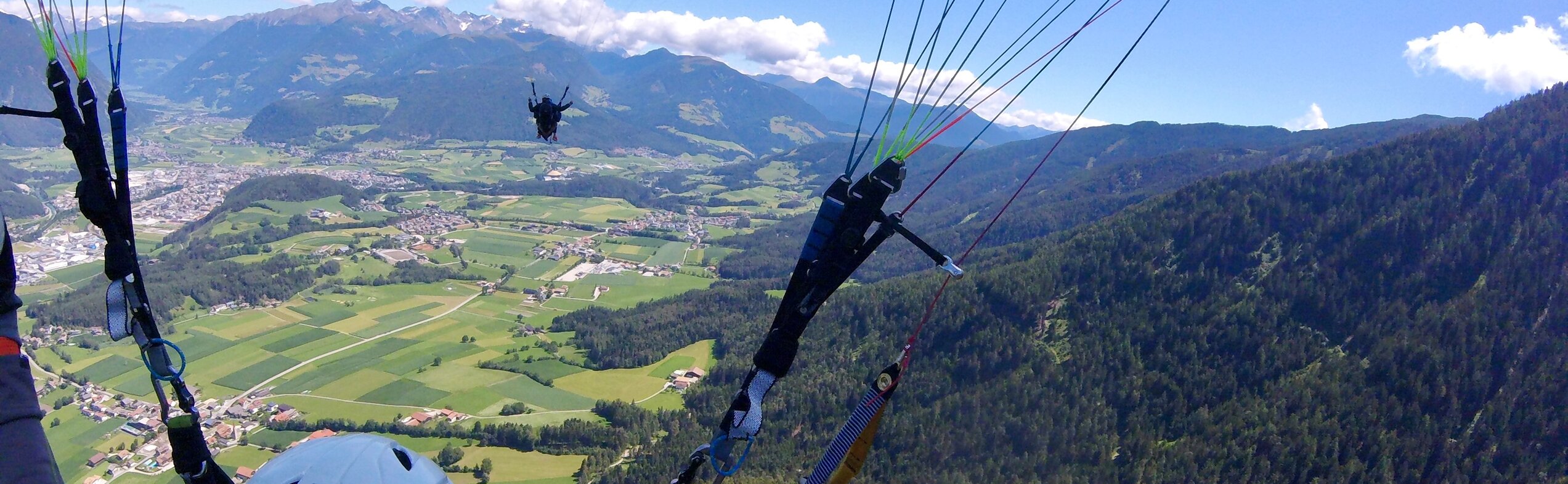 Zwei Paragleiter im Sommer oberhalb von Bruneck. | © Tandemflights Kronplatz