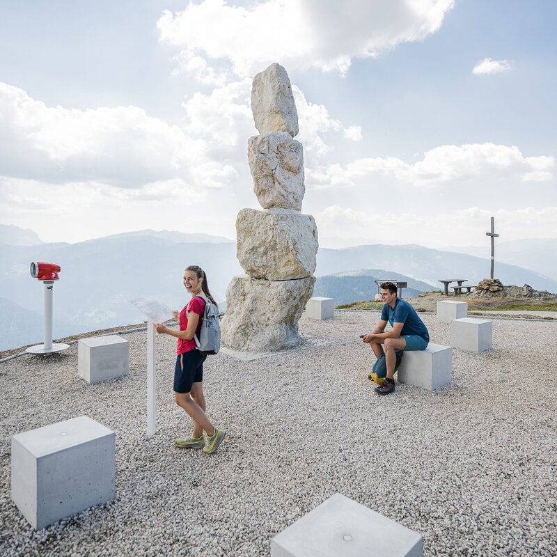 Ein Mann und eine Frau bei einem Aussichtspunkt des Wanderweges Concordia 360°. | © Harald Wisthaler