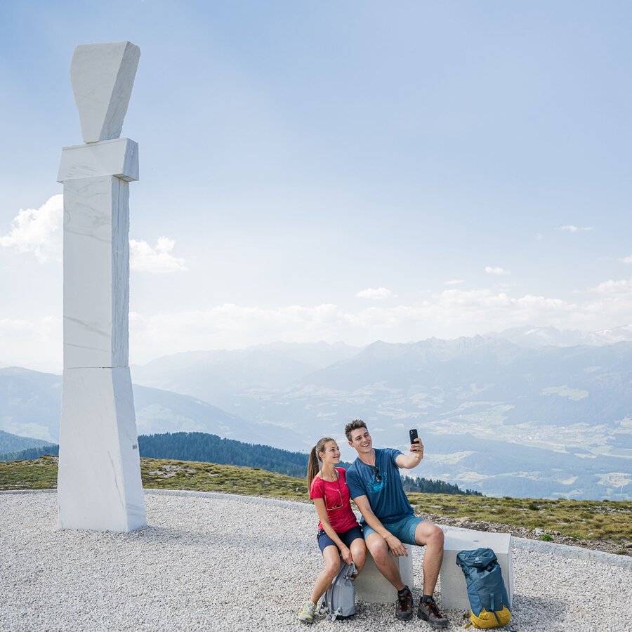 Ein Mann und eine Frau bei einem Aussichtspunkt des Wanderweges Concordia 360°. | © Harald Wisthaler