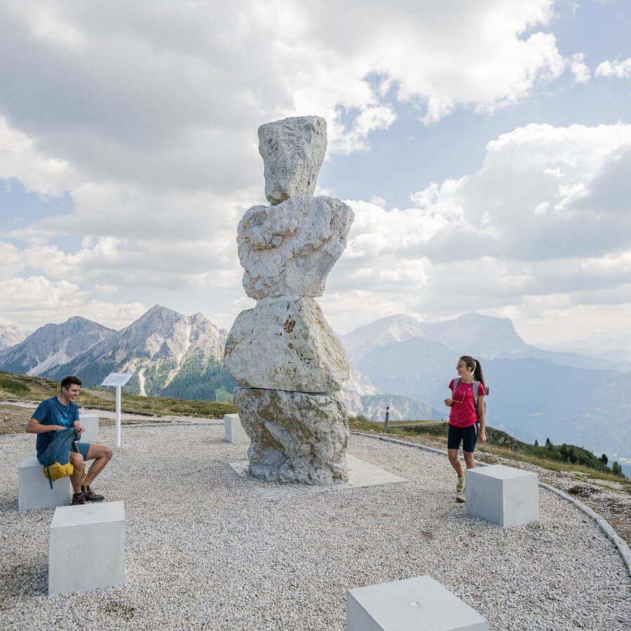 Ein Mann und eine Frau bei einem Aussichtspunkt des Wanderweges Concordia 360°. | © Harald Wisthaler