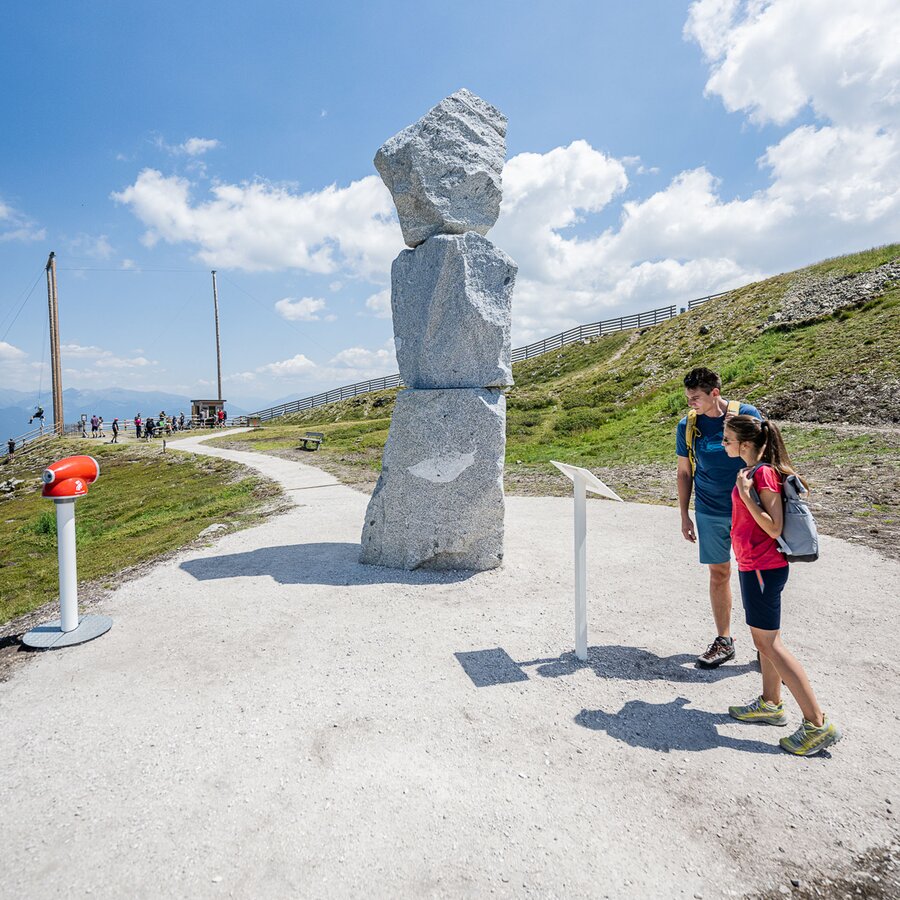 Ein Mann und eine Frau bei einem Aussichtspunkt des Wanderweges Concordia 360°. | © Harald Wisthaler