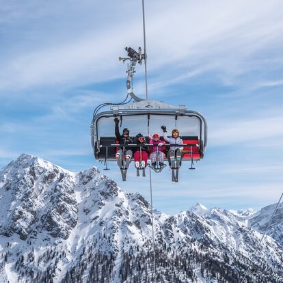 Familie im Sessellift Sonne | © Skirama Kronplatz