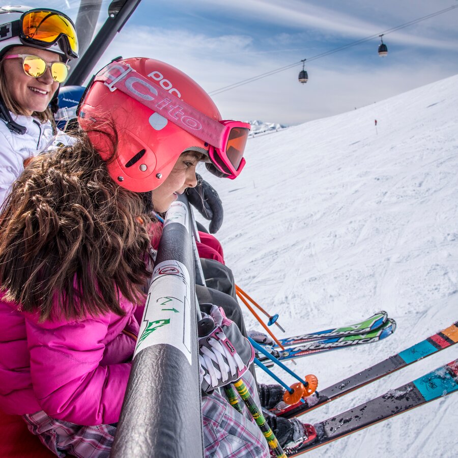 Frau mit Kind in Aufstiegsanlage Sonne | © Skirama Kronplatz