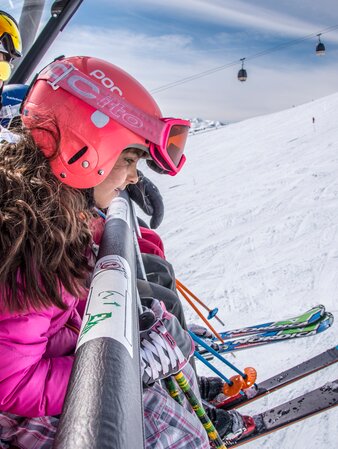 Frau mit Kind in Aufstiegsanlage Sonne | © Skirama Kronplatz