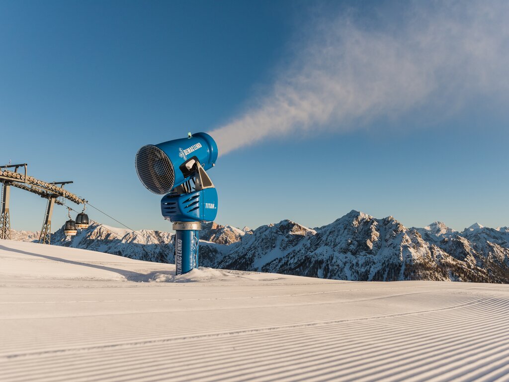 Eine Schneekanone im Einsatz im Winter. | © Harald Wisthaler