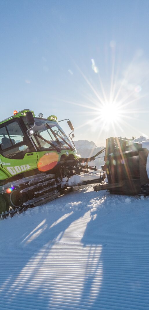 Eine Schneekatze bei der Pistenpräparierung. | © Harald Wisthaler