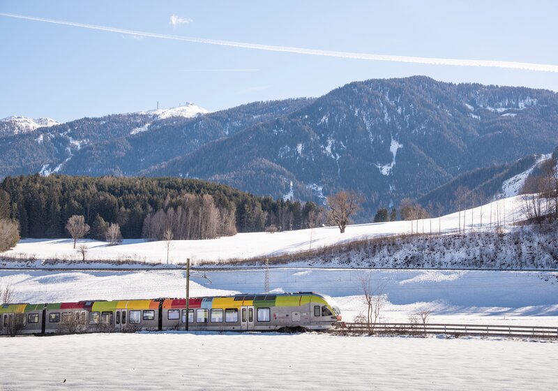 Der Skizug verkehrt zwischen dem Skigebiet Kronplatz und Drei Zinnen. Man sieht den Skizug, im Hintergrund den Kronplatz. | © Skirama Kronplatz