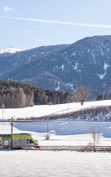 Der Skizug verkehrt zwischen dem Skigebiet Kronplatz und Drei Zinnen. Man sieht den Skizug, im Hintergrund den Kronplatz. | © Skirama Kronplatz