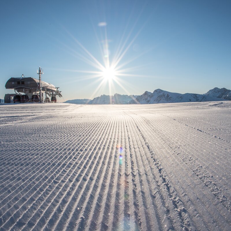 Leerer Gipfelbereich mit Aussicht auf die Bergstation Belvedere. | © Skirama Kronplatz