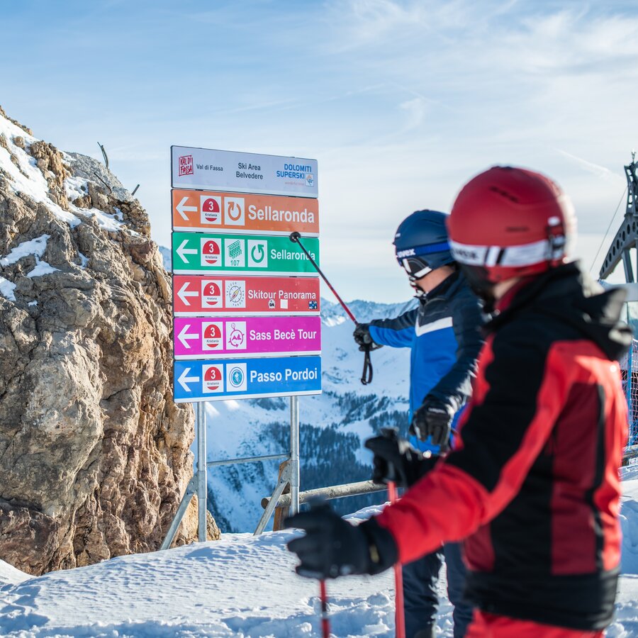 Drei Skifahrer vor einer Beschilderung. | © Harald Wisthaler