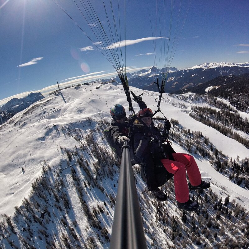 Paragleiter über dem Talkessel von Bruneck im Winter. | © Kronfly Tandem